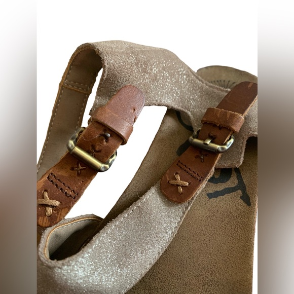 OTBT Women's March On Flat Sandals Grey Silver Metallic Brown Leather Comfy! - Picture 8 of 10